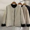 Casaco curto de lã de cordeiro estilo coreano para o início do inverno para mulheres, jaqueta de algodão grossa e quente com forro de fleece moderno e versátil em blocos de cores novas para mulheres