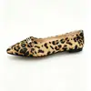 Zapatos de tacón bajo con estampado de leopardo cruzado para mujer 2026 Primavera/Otoño nuevos de boca poco profunda punta fina talla grande zapatos de temperamento para mujer al por mayor