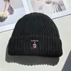 Gorro tejido bordado negro y rosa, gorro de invierno de punto con pingüino, gorro de lana pequeño y cálido que favorece la cara de la mujer, estilo casual americano con puño