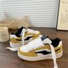 Nuevas Zapatillas de Mujer Otoño 2025 Nicho Diseño Original Letra Mocasines Amarillo Claro Zapatos Casuales Versátiles para Mujer
