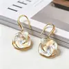 Brincos transfronteiriços com um design único, ganchos de orelha de camélia de moda de luxo leve de nicho, brincos de estilo minimalista, acessórios de orelha florais versáteis