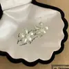 Brincos de Tarraxa Pequenos com Florzinha e Óleo Gotejado, Simples, Doces, Fofos, Versáteis para o Dia a Dia, Design de Nicho com Senso de Personalidade, Brincos com Temperamento para Mulheres