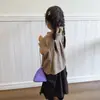 Bolso de Mano para Niñas Color Caramelo Bolsa de Cosméticos Billetera de Mano Simple Corazón Lindo y Elegante Bolso de Mano
