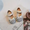 Sapatos de Cristal para Meninas Verão 2025 Novos Laço Moda Sapatos de Princesa Sapatos Pequenos de Couro Sapatos Baixos Macios para Crianças Bebês