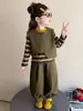 Conjunto de camiseta a rayas estilo bosque para niñas, nuevo y elegante atuendo de otoño 2026 para niña bebé, conjunto de tres piezas con chaleco