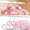 Corazón de niña rosa amor lazo plástico perchas antideslizantes dormitorio estudiantil colgar ropa ropa fabricantes al por mayor