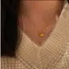 Colar de Corrente para Clavícula com Pingente de Coração Escovado Dourado Usado Sensação de Alto Padrão Luxo Leve Temperamento de Nicho Colar Versátil para o Dia a Dia