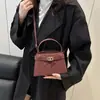 Bolso Pequeño Retro de Mano para Mujer 2025 Nuevo Lindo Casual Bolso Kelly Otoño e Invierno Bolso de Hombro Cruzado Simple y Elegante