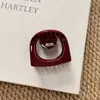 Pinza para el Cabello de Letras Rojas de Alta Gama para Mujer 2025 Nuevo Estilo Retro de Nicho para Recogidos en la Parte Trasera de la Cabeza Pinza de Tiburón Accesorio para el Cabello de Otoño e Invierno