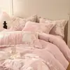 Conjunto de cuatro piezas estilo princesa femenina de felpa de pelo de conejo con relieve de terciopelo de leche, engrosado y cálido, funda de edredón de vellón de doble cara