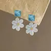 Brincos florais tridimensionais transparentes estilo férias na praia para mulheres, design de nicho, acessórios de brincos com atmosfera fresca e doce