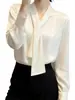 Elegante y a la moda camisa blanca de satén con manga larga y cinta para mujer, nuevo estilo de primavera, rejuvenecedora, versátil, elegante camisa para ir al trabajo