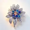Nuevos Accesorios Cheongsam Estilo Clásico Broche de Zirconia Colorida para Mujer Sentido de Alta Gama Estilo Noble Corsage Pin Decorativo Regalo