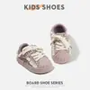 Tênis infantis com biqueira de concha, sapatos brancos de sola macia, tênis esportivos para meninas, sapatos para bebês com cadarço e laço de pérola