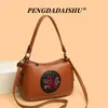Bolso de mano para mujer de comercio exterior nuevo, con un diseño en relieve de flor de loto estilo chino, un aspecto retro y elegante, adecuado para mujeres de mediana edad, y se puede llevar como bolso de hombro o bolso cruzado.