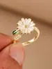 Nuevo Estilo Nuevo Estilo Chino Retro Diamante Rosa Incrustado Flor Pequeña Esmalte Goteado Margarita Hoja Verde Anillo Pétalo Perla Anillo para Mujeres Venta al por Mayor