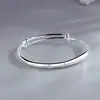 Pulseira de Trevo de Quatro Folhas da Sorte Presente para o Dia da Deusa Pulseira Sólida Estilo Jovem Elegante Pulseira de Flor Brilhante de Puxar e Empurrar