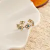 Anillo retro floral en tono café dorado, una pieza lujosa y única con un aire de alta gama, diseñado para apilar, con un borde de encaje, y perfecto para el dedo índice, ofreciendo un estilo moderno e individual
