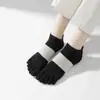 Atacado do Fabricante Meias Curtas de Cinco Dedos para Mulheres, Meias de Dedos de Algodão Absorventes de Suor Respiráveis, Baixo Corte Invisível de Primavera e Verão, Meias Modernas de Dedos Divididos