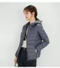 Nueva chaqueta ligera de plumas 2026 para mujer, estilo corto, con capucha, corte ajustado, cálida, plumón de pato blanco, elegante abrigo de invierno