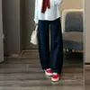 A primavera não está atrasada, ela vem com um efeito de alongamento das pernas! Jeans feminino com corte tridimensional, cintura média-alta, que cobre o quadril e perna larga e curva.