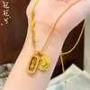 Colar com Franja de Strass em Forma de Coração Dourado Estilo Vintage com um Design Tradicional Apresentando um Deus da Riqueza Amarelo e um Pingente Vajra