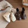 Botas Curtas de Menina Estilo Chanel Elegante com Biqueira Dividida Falsa Botas Martin Outono/Inverno 2026 Lançamento Novo Acolchoado com Veludo Quente Laço Botas Curtas de Princesa
