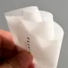 Etiquetas personalizadas de marca de alta gama y moda, tarjeta semitransparente, papel especial, broche anti-falsificación, diseño e impresión de etiquetas para ropa, venta directa del fabricante