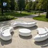 Pilares combinados de hormigón de forma irregular y diseño aerodinámico para plazas comerciales, sofás de GRC para exteriores, asientos artísticos modernos para parques, en stock