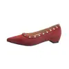 Zapatos de Salón Bajos con Remaches Color Nude 2026 Otoño Estilo Francés Tacón Oculto para Mujer Slip-On Elegantes para el Trabajo Puntera Puntiaguda