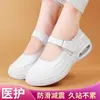 Fornecidos diretamente pelo fabricante, estes sapatos de enfermagem específicos para hospitais são projetados para mulheres, apresentando uma sola macia, couro genuíno e um design confortável e não cansativo. São brancos, com um design oco e perfurado, e são adequados para o trabalho.