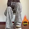 Calças masculinas de outono em veludo cotelê xadrez, de perna reta, corte solto e perna larga, com forro de fleece, oferecendo um estilo fluido, esportivo e casual.