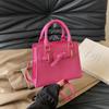 Bolsa Feminina de Design de Nicho Estilo Ocidental 2025 Primavera e Verão Bolsa de Mão Feminina Texte Grande Capacidade Simples Ombro Transversal