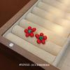 Pendientes navideños de flor roja pequeña 2024, nuevos pendientes de otoño e invierno, elegantes, de estilo retro, sencillos y combinables.