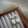 Pendientes de botón de perla barroca de agua dulce natural asimétricos de plata 925