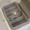 Anillo giratorio simple de lujo ligero de estilo coreano para mujer con diseño de nicho, estilo moderno y personalidad sólida.