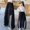 Pantalones para niñas, colección primavera/otoño 2026, estilo nuevo, pantalones deportivos de rayas estilo americano para niñas, pantalones de otoño cortavientos, pantalones de pierna ancha para niños mayores