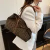 Bolsa de Ombro Casual e Fashion 2025 Nova Tendência de Grande Capacidade Bolsa de Mão Fashion Feminina Estampa de Leopardo Bolsa Tote de Braço
