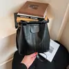 Bolso de cadena retro Primavera/Verano, nueva colección 2026, bolso de mujer moderno y versátil, bolso tipo cubo de moda con patrón tejido