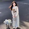 Roupa moderna para primavera e outono para meninas: um colete de urso de desenho animado fofo, uma camisa com gola de boneca e calças casuais xadrez de perna larga