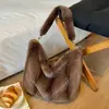 Novedad de Otoño Bolso Fluffy de un Solo Hombro Elegante Bolso de Felpa para Mujer Gran Capacidad Versátil para el Trabajo Bolso de Axila