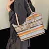 2026 Verano Nueva Moda Simple Gran Capacidad Rayas de Colores Tejida Estilo Vacaciones Bolso de Mano de un Solo Hombro