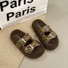 2026 Novas Pantufas de Solado Grosso Outono/Inverno para Exterior Confortáveis com Fivela de Couro Leve com Tira Única Pantufas de Pelo Estilo Coreano Feminino