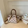 Bolsa de ombro chic de nicho estilo coreano para o dia a dia, nova coleção outono 2026, com bolinhas, da moda, tendência, única