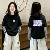 Camiseta de algodón de manga larga con cuello redondo y estampado de chica de dibujos animados, corte holgado, versátil, con rayas, imitación de dos piezas para niñas pequeñas