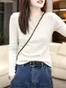 Camiseta feminina de manga comprida canelada com gola V pequena, branca, simples e versátil, base fina, top para outono de 2026