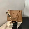 Bolsa de Ombro Casual Retro da Moda com Textura Simples e Grande Capacidade, Bolsa Tote Feminina Tendência Inverno 2025