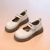 Sapatos de Couro para Meninas 2026 Primavera Novo Estilo Sapatos de Princesa com Borboleta e Strass Sapatos Antiderrapantes para Crianças Sapatos de Performance para Crianças Mais Velhas