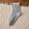Calcetines lindos de oso bordado hasta la pantorrilla para mujer, estilo universitario dulce de otoño e invierno, calcetines de algodón holgados de dibujos animados sin costuras para niñas