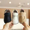 Sapatos casuais de couro com fecho de velcro e sola antiderrapante para bebês (meninos e meninas) de 0 a 1 ano, novos para primavera e outono, com som de chiado